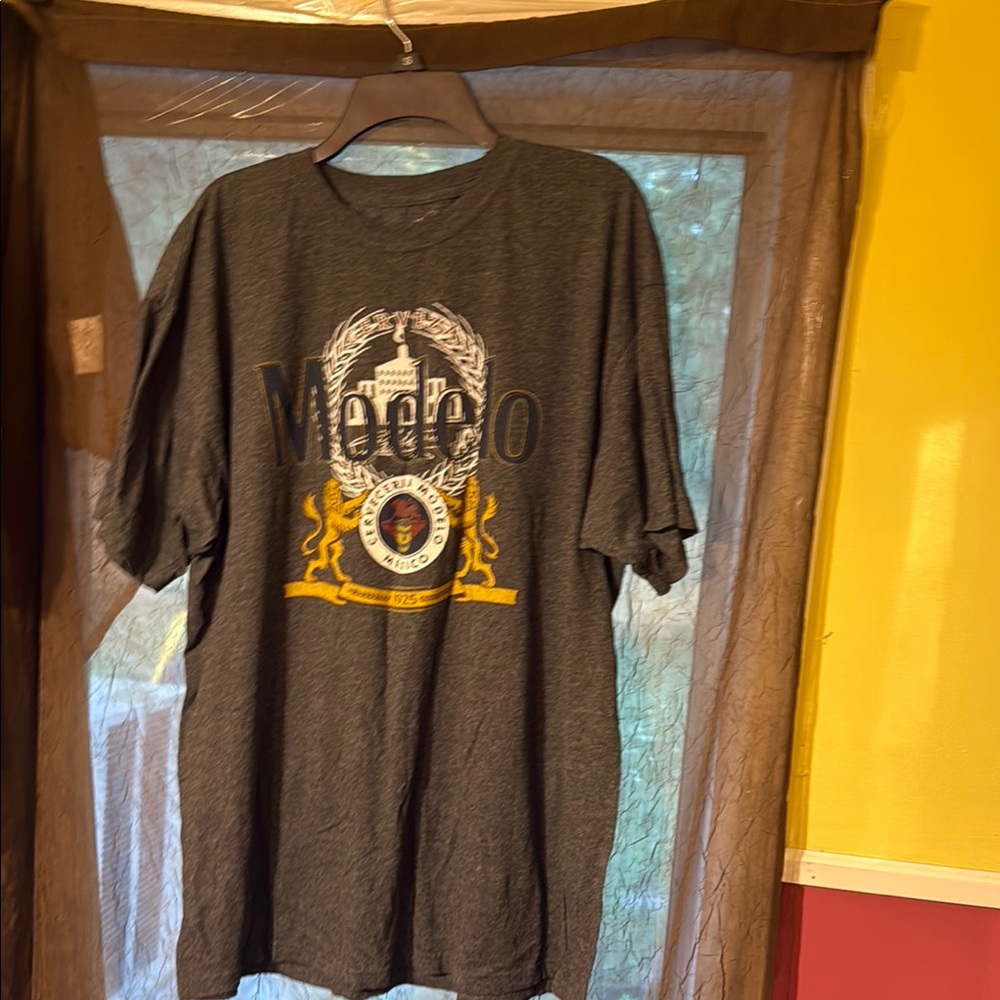 Modelo Men’s XL Gray Short Sleeve Tee with Emblem Design